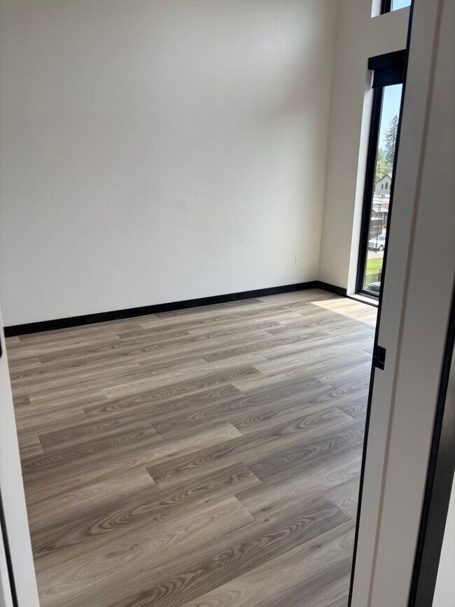 Building Photo - Modern Midtown Living | 2 Bed, 2 Bath Near...