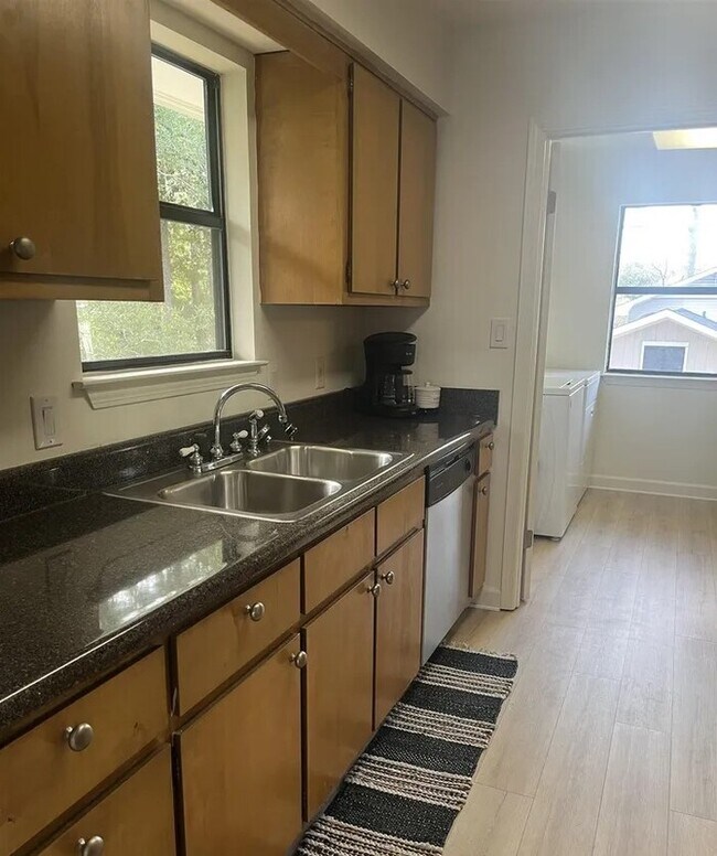 Building Photo - 2bedr 2bath Amazing Fairhope location-walk to the bay