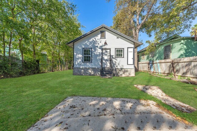 Building Photo - All Units Are Available With Brandnew Full Appliance Package