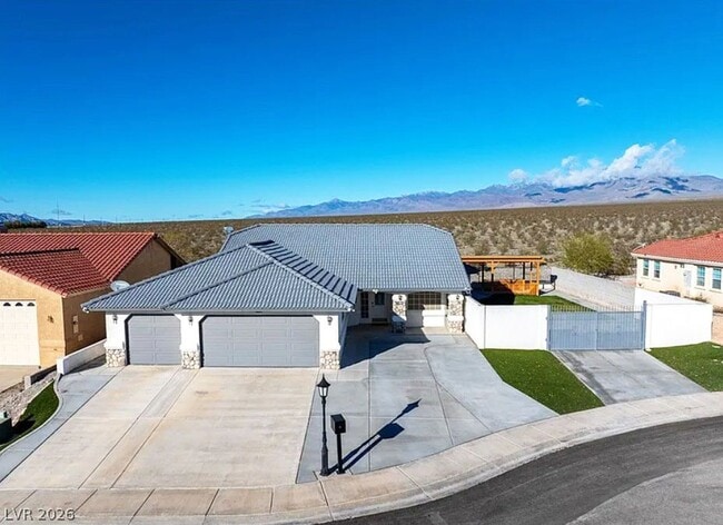 Building Photo - 3630 E Vineyard Dr
