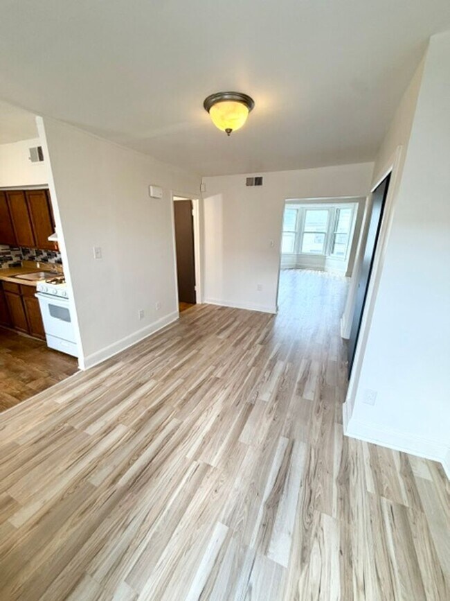 Building Photo - 1 Bedroom, Coin Laundry, Parking-York City SD