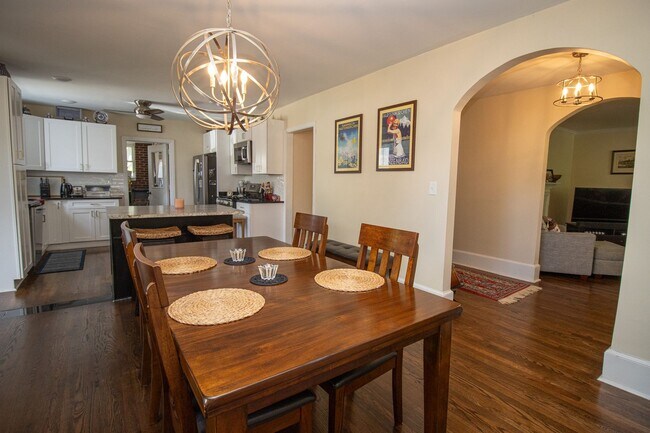 Building Photo - 2715 Kiawah Ave