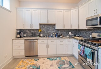 Building Photo - 2535 W North Ave