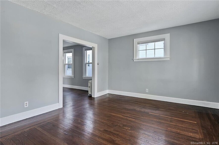 Building Photo - 107 Davis st