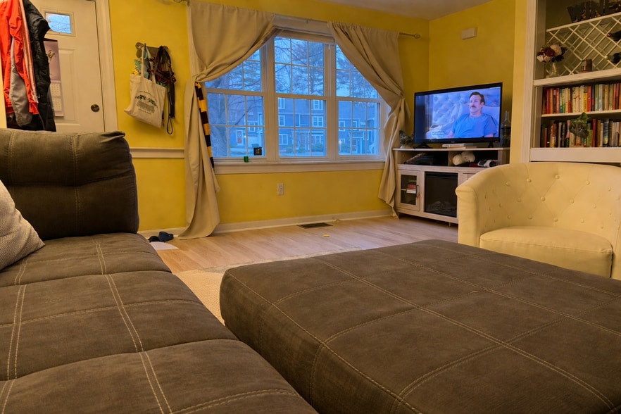 Building Photo - 48 Hobart Ln