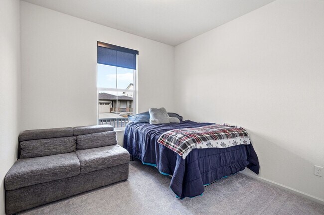 Building Photo - Modern Home in Brighton!