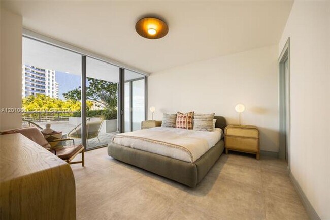 Building Photo - 5875 Collins Ave