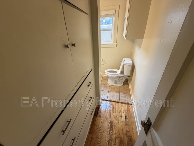 Building Photo - 116 Maple St SE