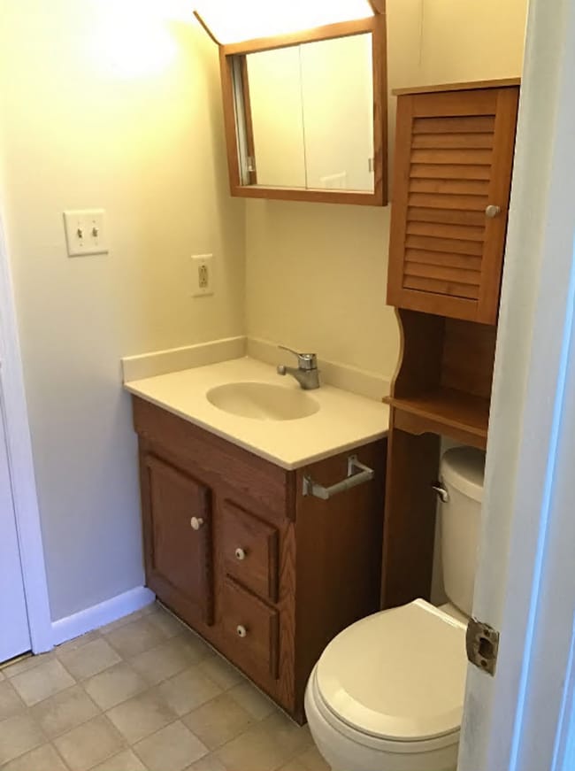 Building Photo - Cozy, end unit 2 bed/1 bath townhouse