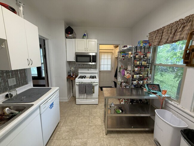 Building Photo - 1325 St James Ct