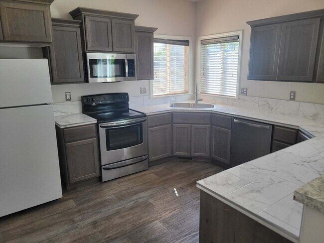 Building Photo - Great Location! 4 bedroom!