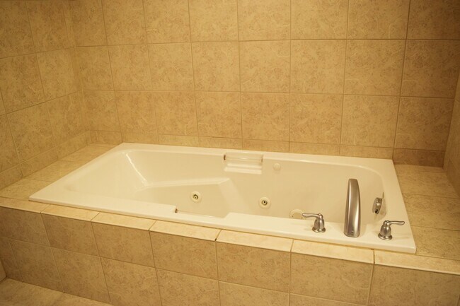 Building Photo - Located in the popular Woodland Hills Subd...