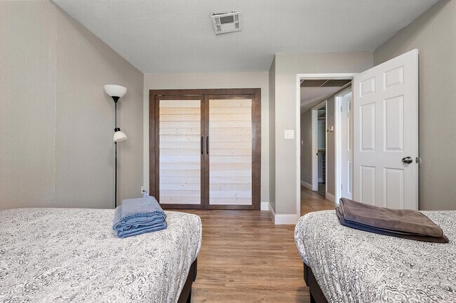 Building Photo - 4329 E Cherokee St