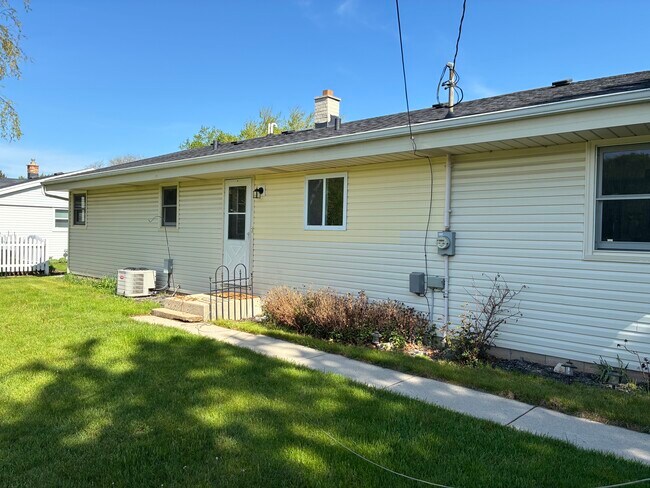 Building Photo - 209 W Cedar St