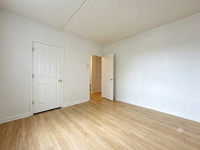 Building Photo - 26 Ellingwood St