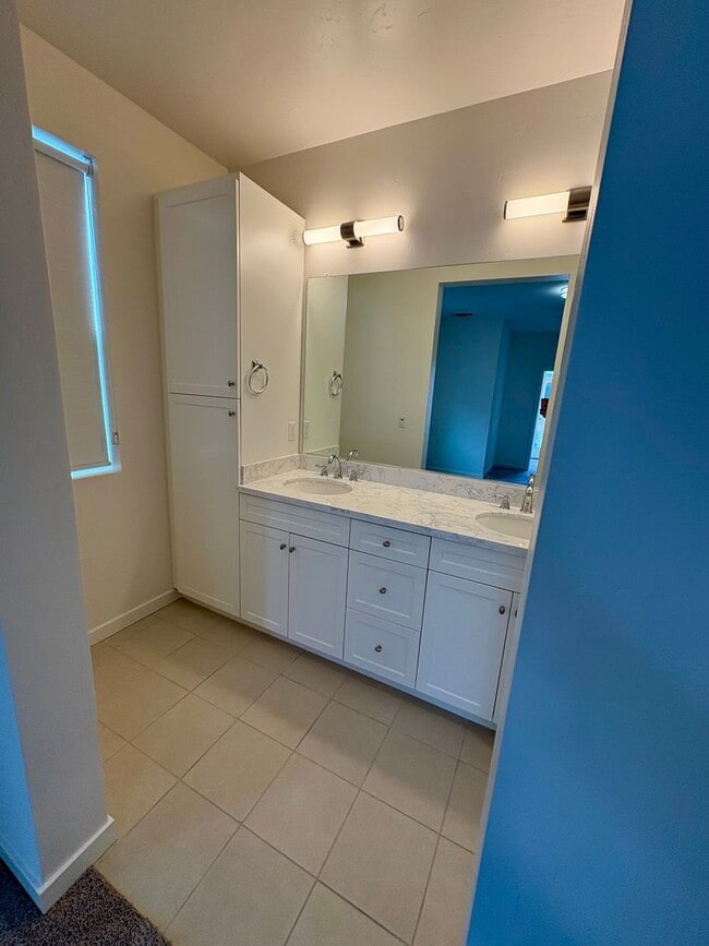 Building Photo - Vibrant 3 story 2bed/2.5bath home at the Mill at Broadway