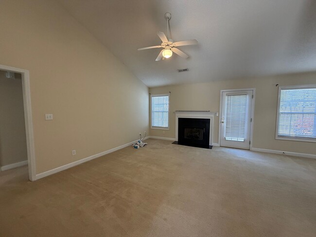 Building Photo - Elon / Townhome