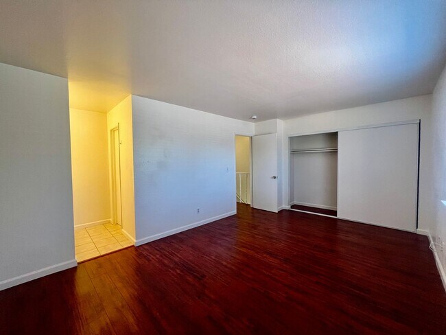 Building Photo - Duplex available in Little Saigon!