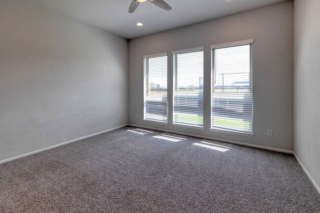 Building Photo - 125 Rangel Dr