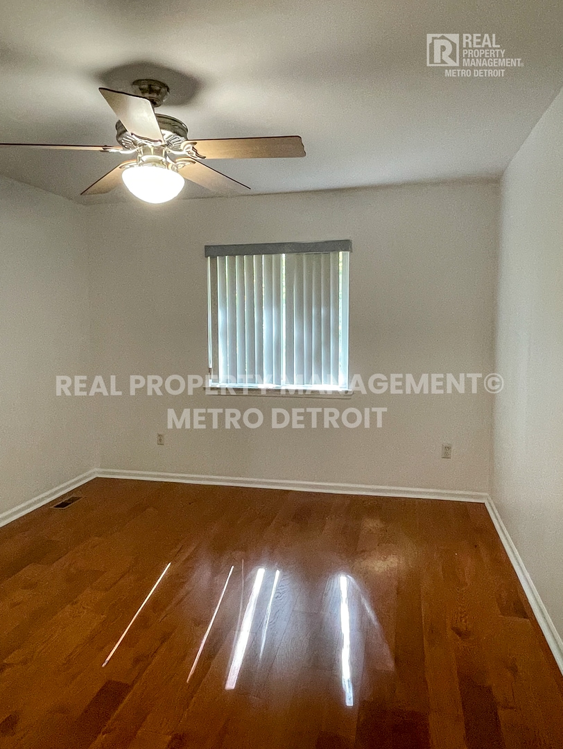 Building Photo - 5560 Seabreeze Ln