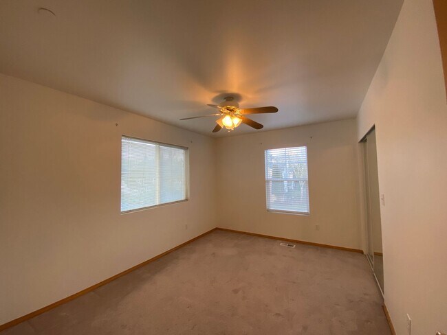 Building Photo - Large Dupont Home ~ Northwest Landing Comm...