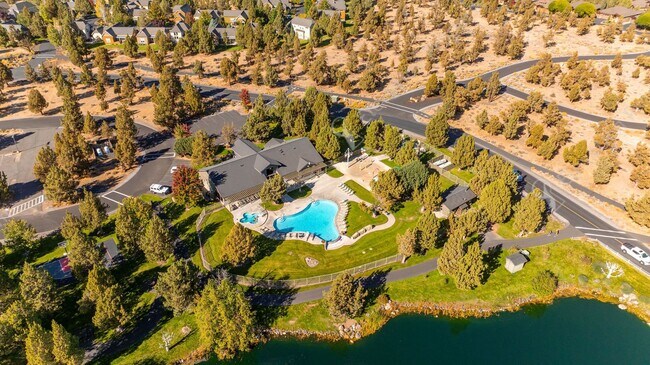 Building Photo - Eagle Crest Townhome Steps to Lakeside Cen...