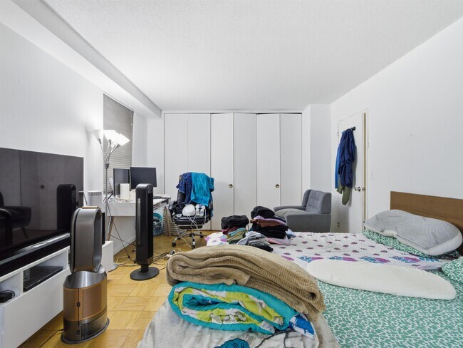 Building Photo - 201 St Pauls Ave