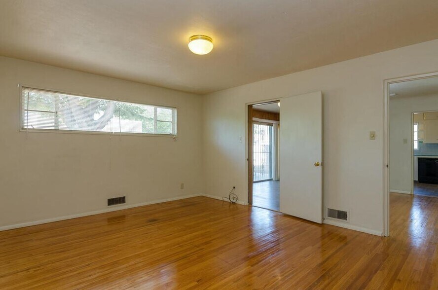 Building Photo - 3600 Calle del Sol NE