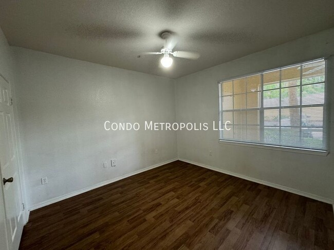 Building Photo - Renovated 1/1 first floor condo located at...