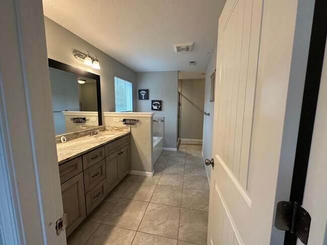 Building Photo - Spacious and beautifully designed home wit...