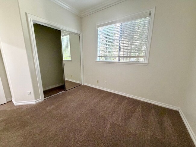 Building Photo - 3 be 2 bath Beautifully Updated Home in Gated Community