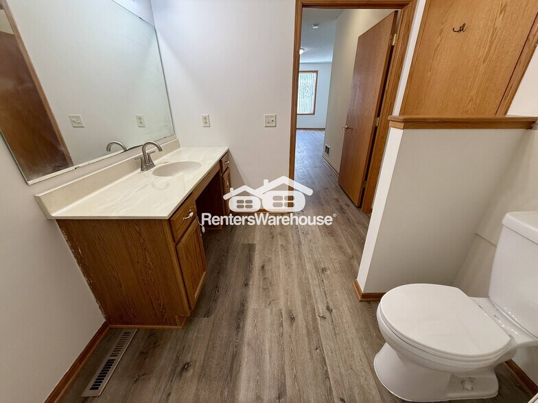 Building Photo - 1202 Crystal Pl E