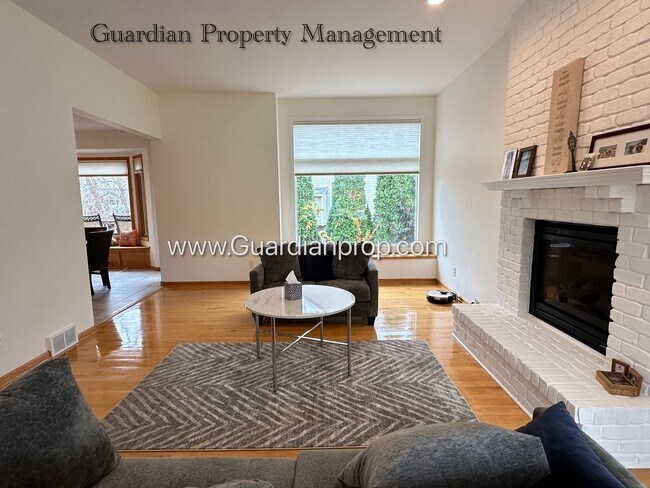 Building Photo - Well Maintained Prior Lake SFH, Large Deck, Fireplace, 2 Car Attached Garage