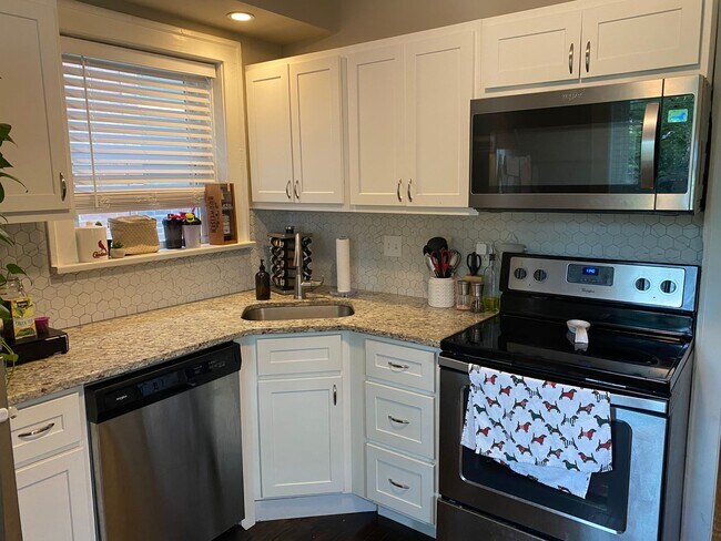 Building Photo - Large Spacious Home with 2 Car Garage in South Hampton