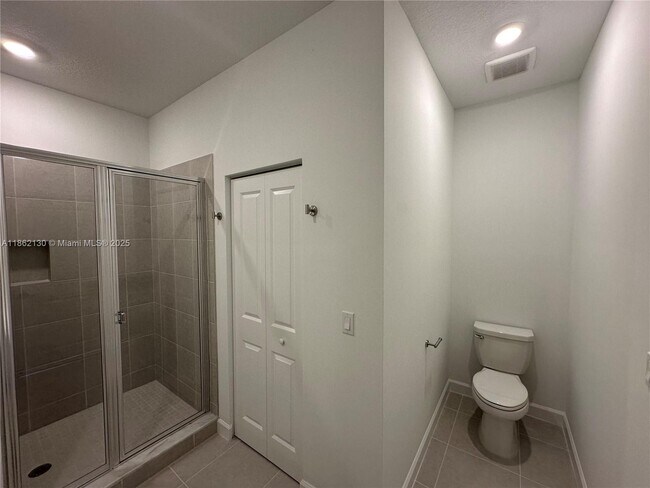 Building Photo - 402 SE Crossoak Ln