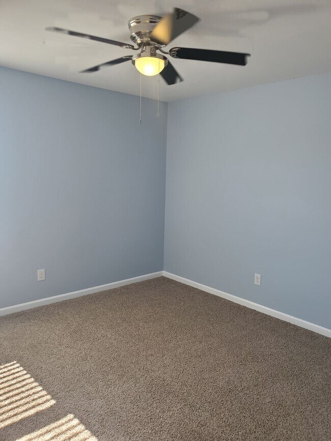 Building Photo - **Available mid January** 4 Bedroom with B...