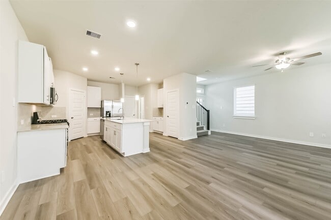 Building Photo - 583 Avisa Dr