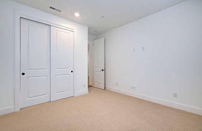 Building Photo - Luxury Upgraded Executive Townhome | 4 Bed | 3 Bath in Prime Camas School District