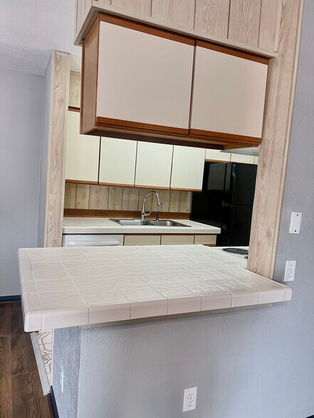 Kitchen - 9550 Deering Dr