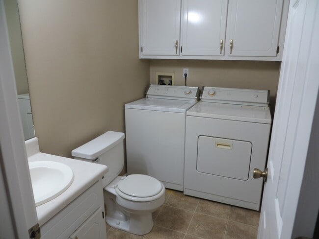 Building Photo - Rolling Acres - End Unit!  CARPET/LVP. WAS...