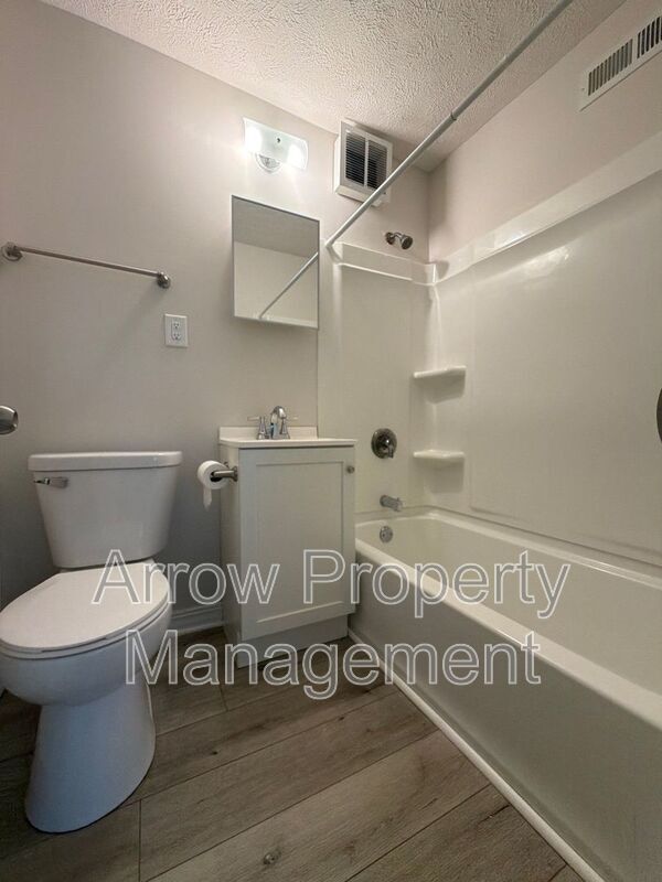 Building Photo - 3304 S 40th St
