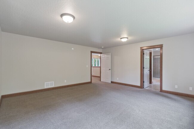 Building Photo - 10015/10017 N Whitworth Dr
