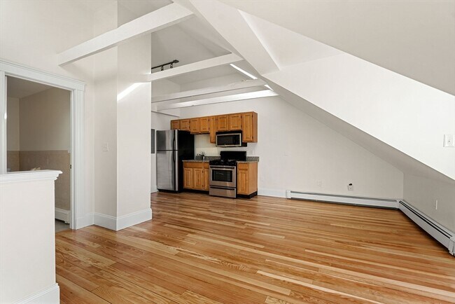 Building Photo - 294 Meridian St