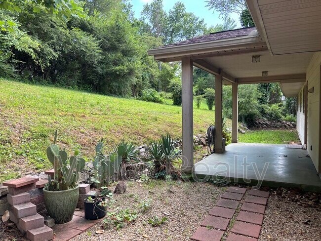 Building Photo - 7320 Westridge Dr