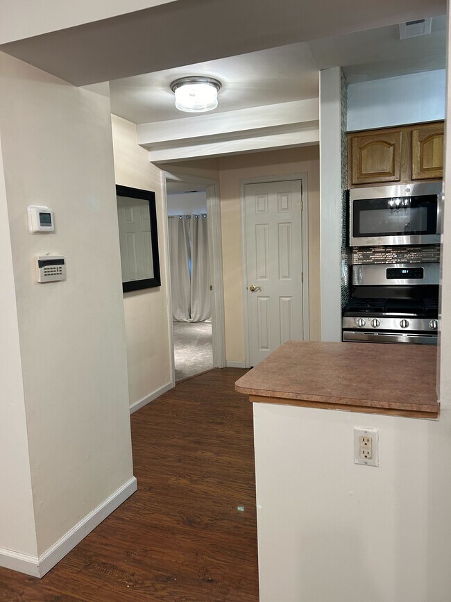 Building Photo - 15 Pointe Cir S