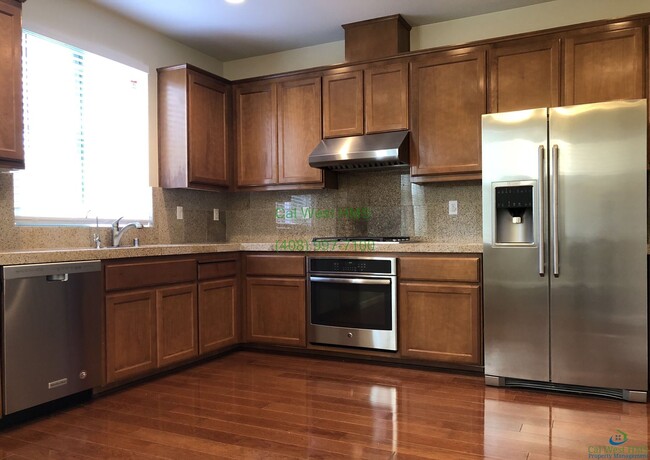 Building Photo - $4495 - Beautifully upgraded Tri-Level 3/3...