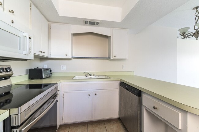 Building Photo - **25% OFF FIRST MONTHS RENT IF YOU OCCUPY ...