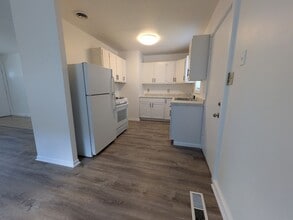 Building Photo - 3 bedroom available for immediate move in!