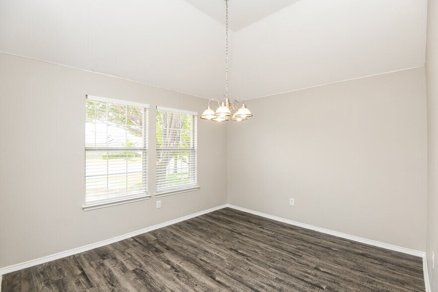 Building Photo - 6836 Bluff View Dr