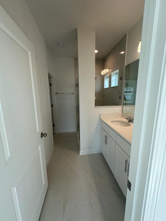 Building Photo - 572 Silver Landing Dr
